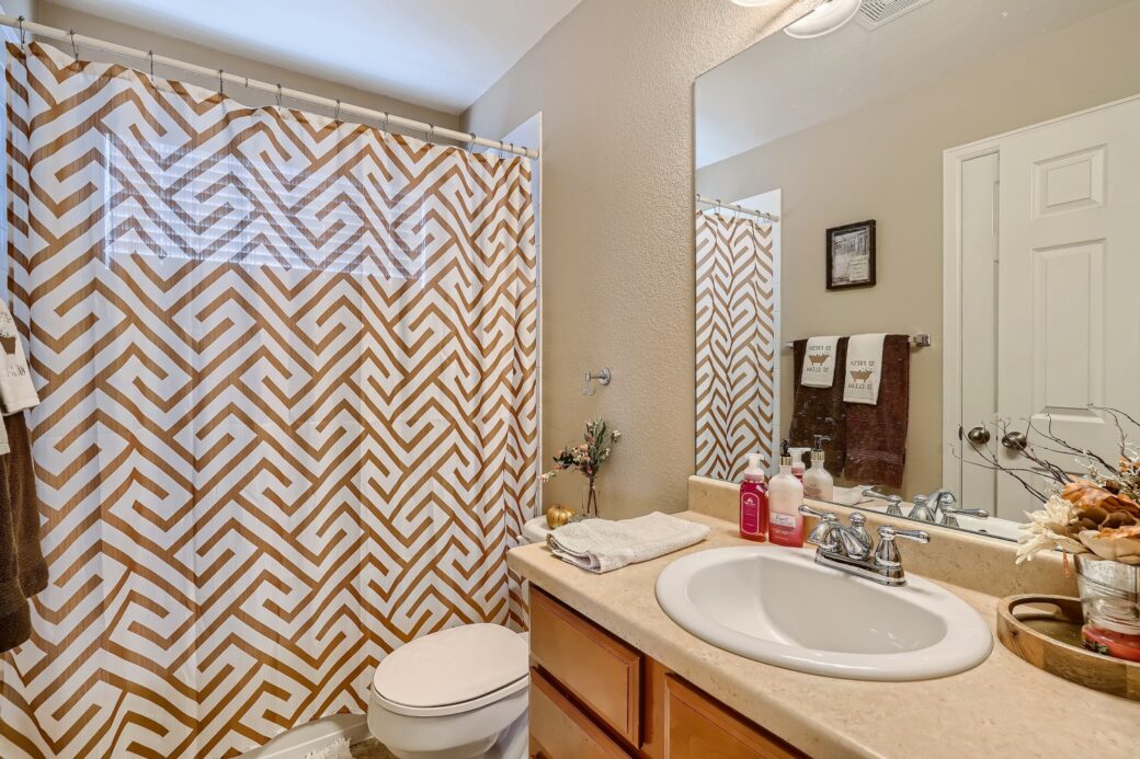 5603 S. Biloxi Way Aurora CO – Web Quality – 008 – 16 2nd Floor Bathroom