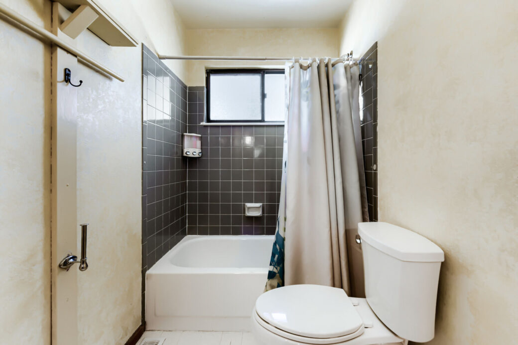 18911 E Loyola Cir – Web Quality – 022 – 22 Bathroom