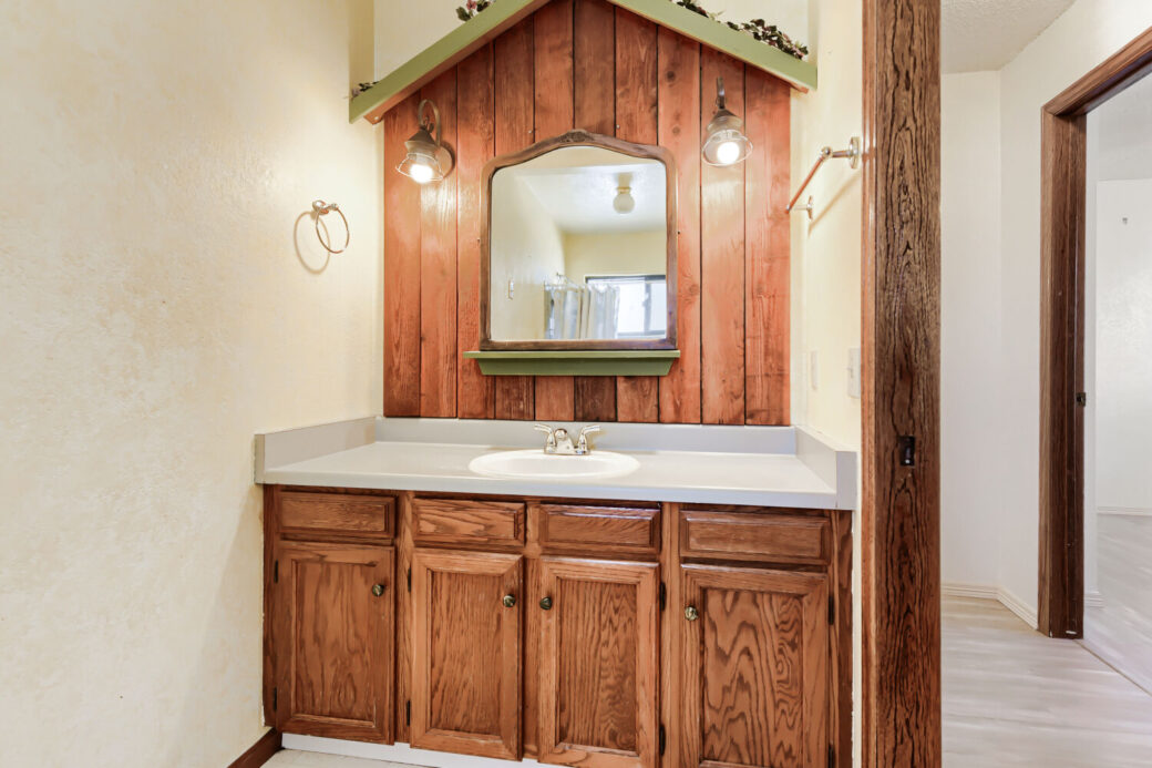 18911 E Loyola Cir – Web Quality – 023 – 23 Bathroom