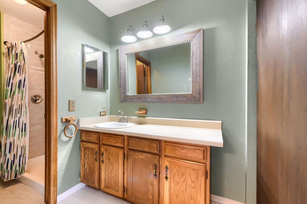 18911 E Loyola Cir – Web Quality – 024 – 24 Bathroom